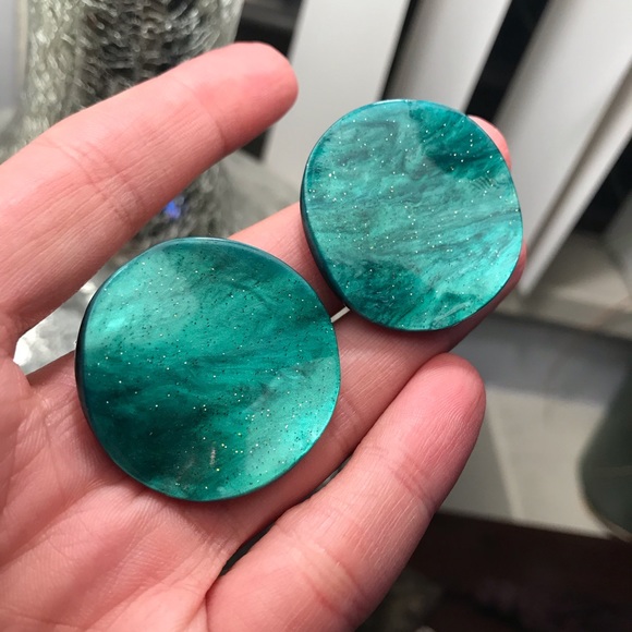 Beautiful Acrylic green curved round earrings🌿 - Picture 4 of 7